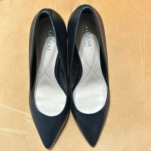 Black Alfani ALF step n flex heels. Size 9.5